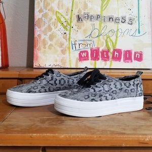 DIVIDED platform sneakers